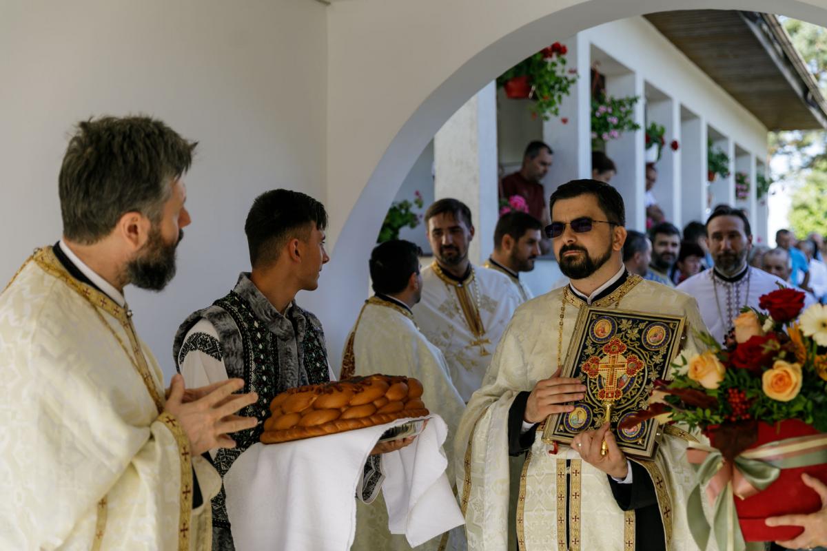 PS Nichifor Botoșăneanul a sfințit casa socială și clopotnița din Dumitreștii Gălății / Foto: pr. Silviu Cluci