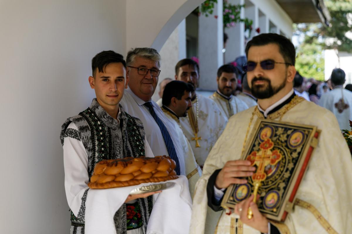 PS Nichifor Botoșăneanul a sfințit casa socială și clopotnița din Dumitreștii Gălății / Foto: pr. Silviu Cluci