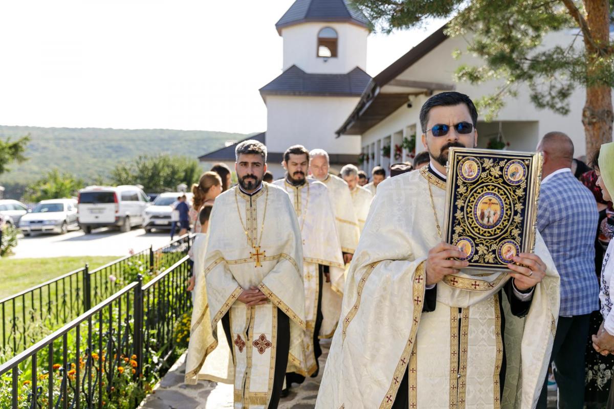 PS Nichifor Botoșăneanul a sfințit casa socială și clopotnița din Dumitreștii Gălății / Foto: pr. Silviu Cluci