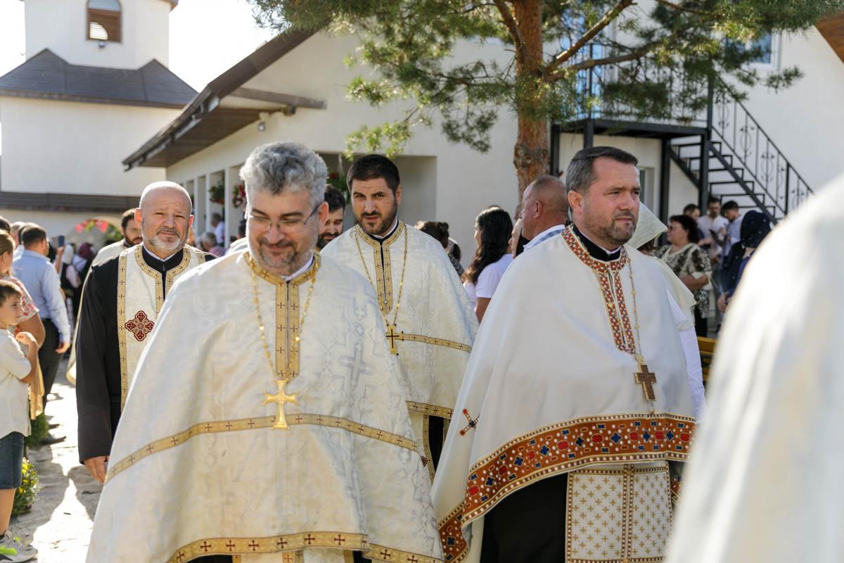 PS Nichifor Botoșăneanul a sfințit casa socială și clopotnița din Dumitreștii Gălății / Foto: pr. Silviu Cluci