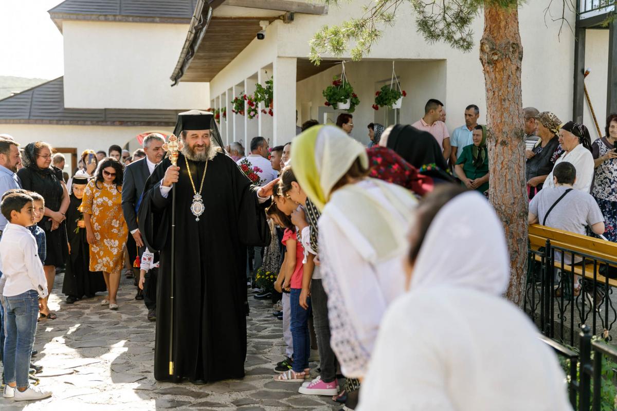 PS Nichifor Botoșăneanul a sfințit casa socială și clopotnița din Dumitreștii Gălății / Foto: pr. Silviu Cluci