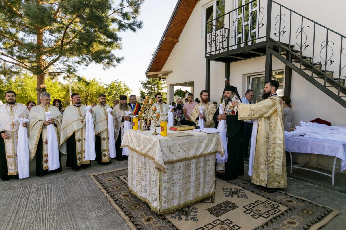 PS Nichifor Botoșăneanul a sfințit casa socială și clopotnița din Dumitreștii Gălății / Foto: pr. Silviu Cluci