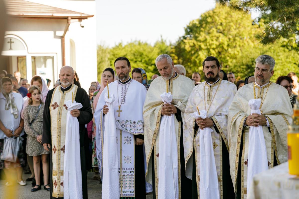 PS Nichifor Botoșăneanul a sfințit casa socială și clopotnița din Dumitreștii Gălății / Foto: pr. Silviu Cluci