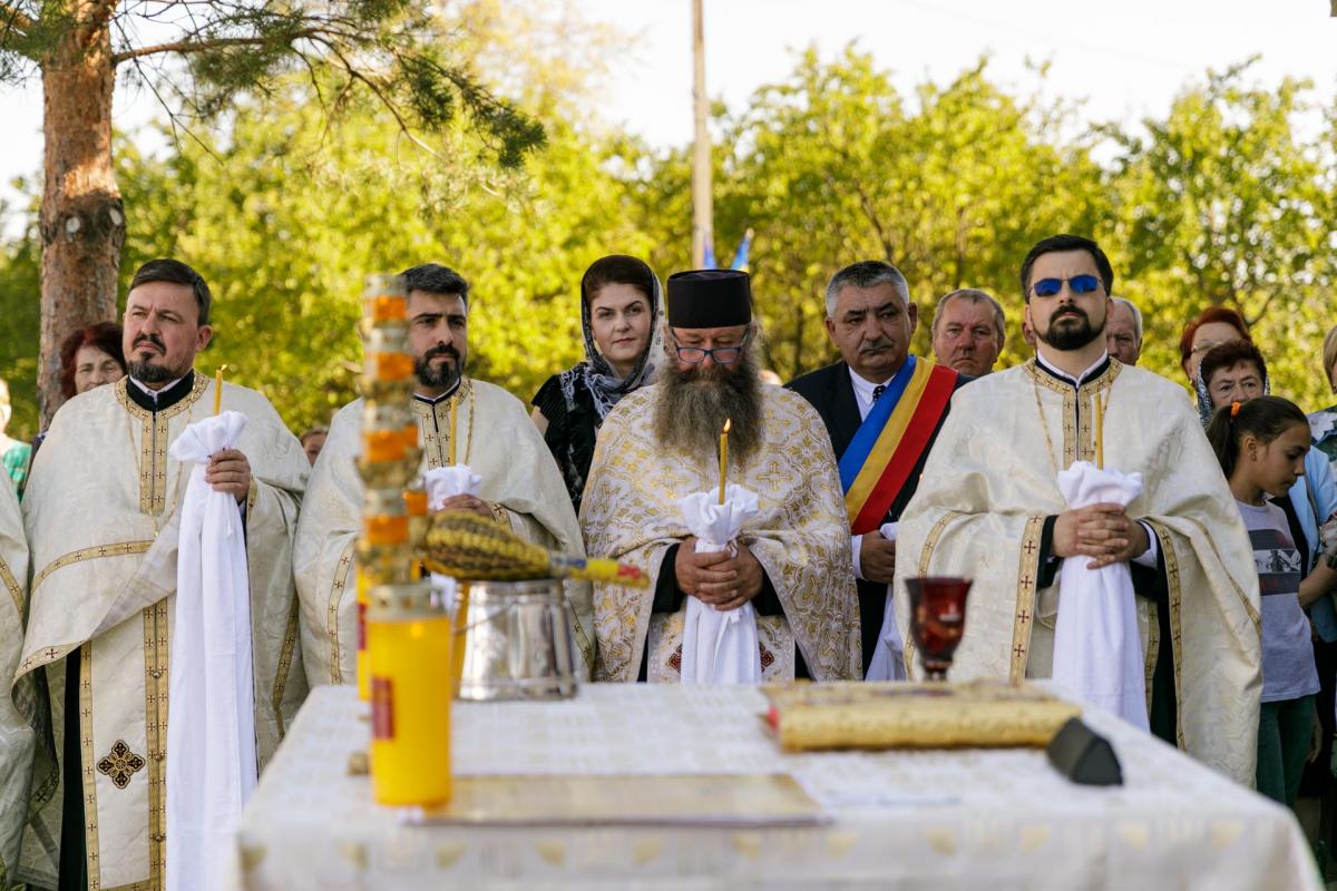 PS Nichifor Botoșăneanul a sfințit casa socială și clopotnița din Dumitreștii Gălății / Foto: pr. Silviu Cluci