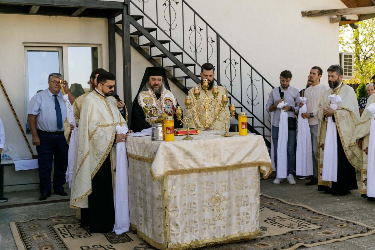 PS Nichifor Botoșăneanul a sfințit casa socială și clopotnița din Dumitreștii Gălății / Foto: pr. Silviu Cluci