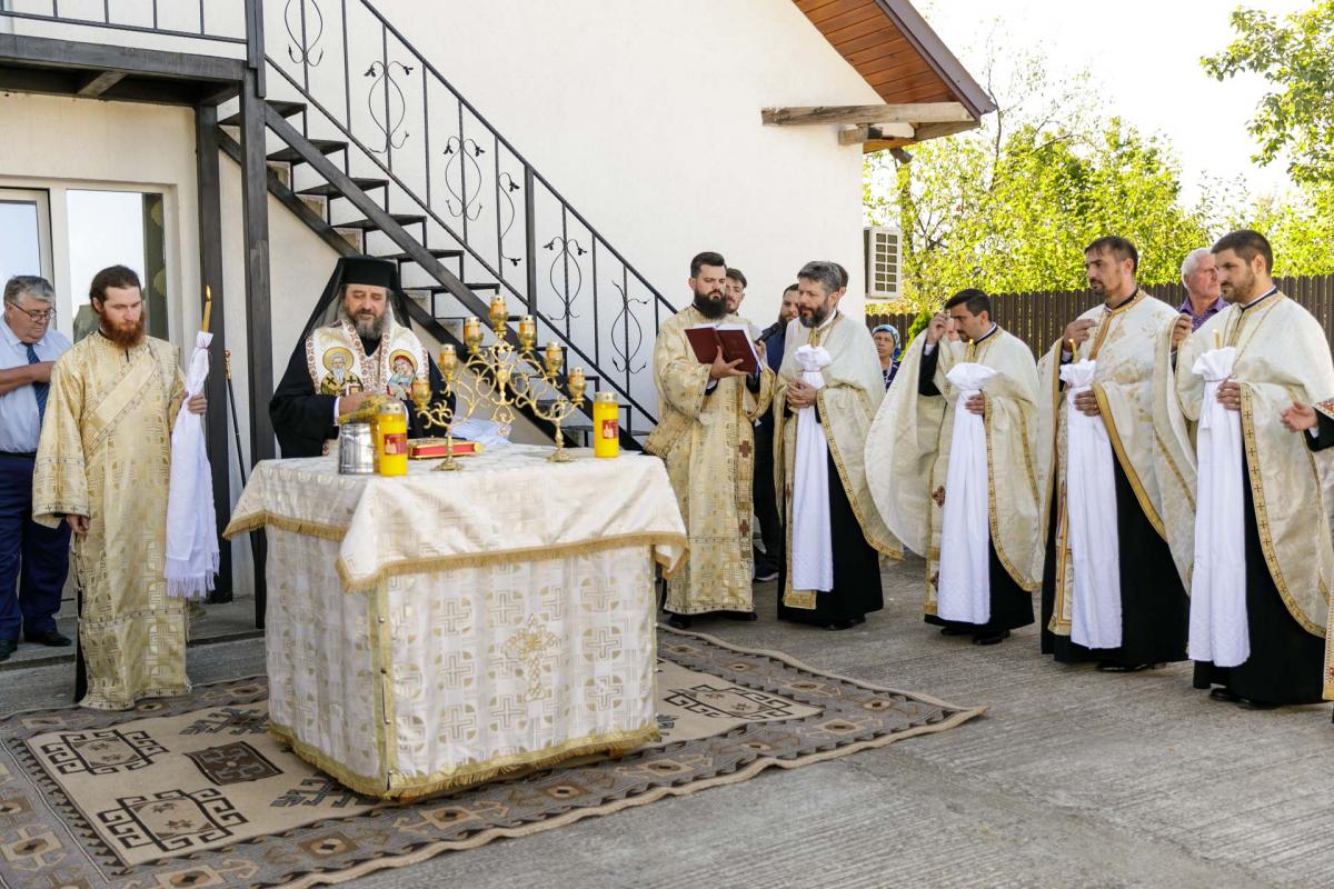 PS Nichifor Botoșăneanul a sfințit casa socială și clopotnița din Dumitreștii Gălății / Foto: pr. Silviu Cluci