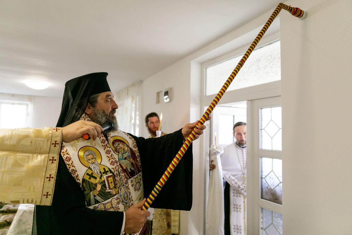 PS Nichifor Botoșăneanul a sfințit casa socială și clopotnița din Dumitreștii Gălății / Foto: pr. Silviu Cluci