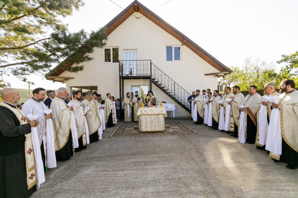 PS Nichifor Botoșăneanul a sfințit casa socială și clopotnița din Dumitreștii Gălății / Foto: pr. Silviu Cluci