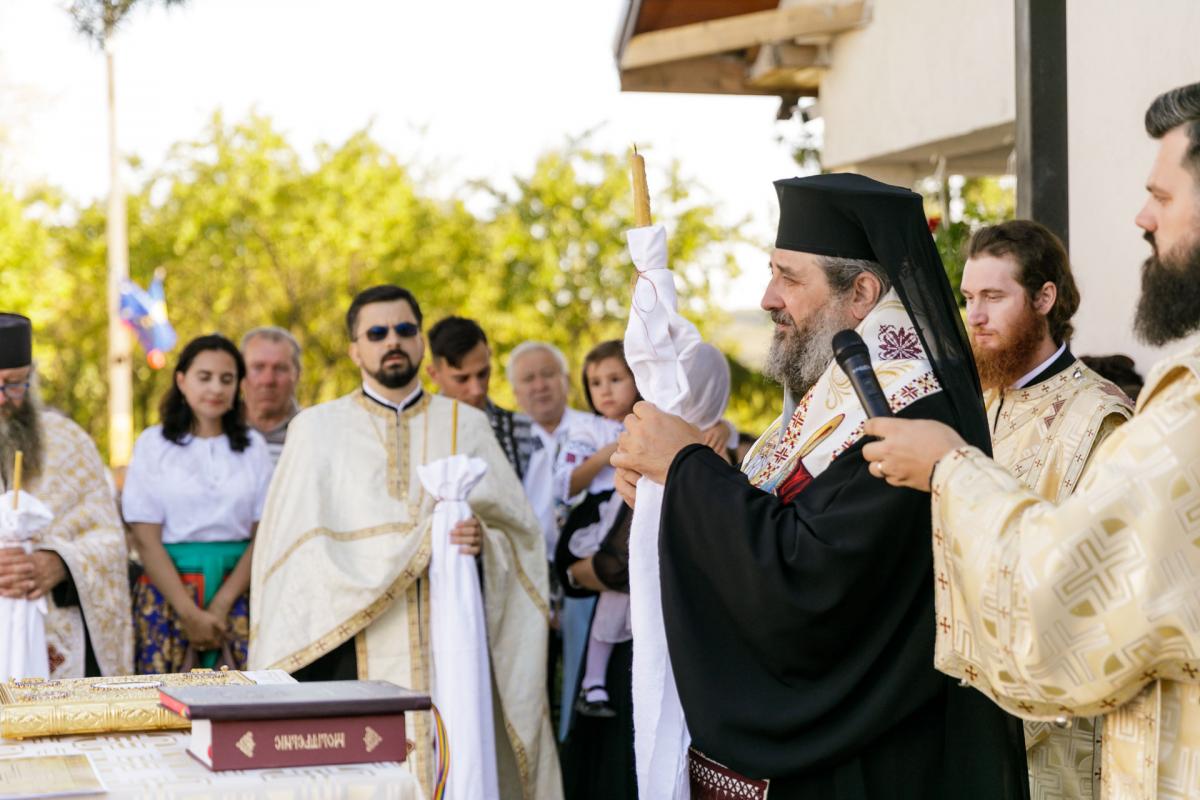 PS Nichifor Botoșăneanul a sfințit casa socială și clopotnița din Dumitreștii Gălății / Foto: pr. Silviu Cluci