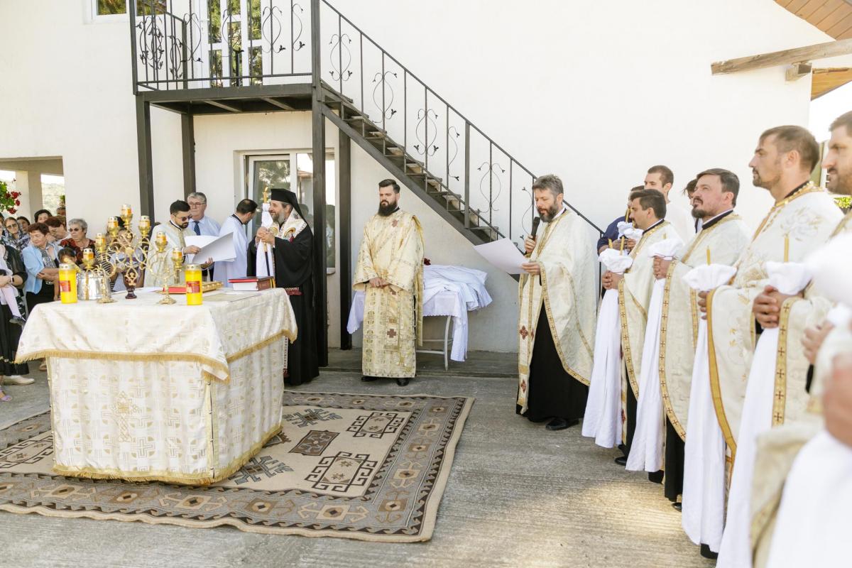 PS Nichifor Botoșăneanul a sfințit casa socială și clopotnița din Dumitreștii Gălății / Foto: pr. Silviu Cluci