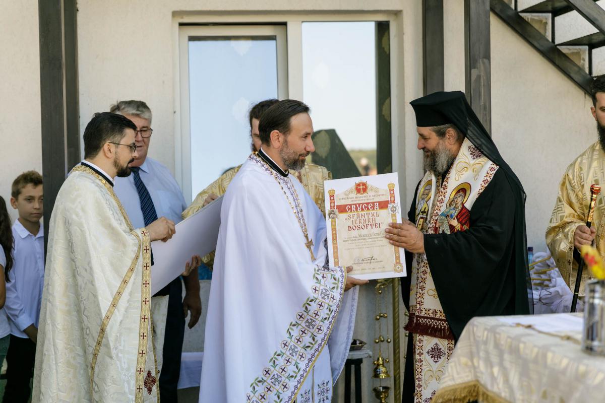 PS Nichifor Botoșăneanul a sfințit casa socială și clopotnița din Dumitreștii Gălății / Foto: pr. Silviu Cluci